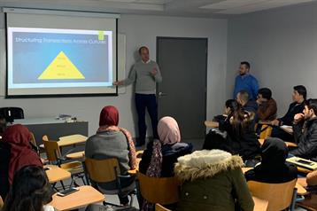 U.S. Scholar Addresses Management Class